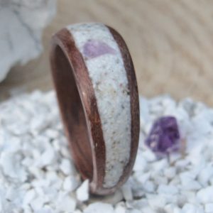 pierścionek drewniany bubinga inkrustowany howlitem i ametystem
