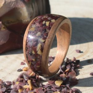 pierścionek drewniany czereśnia amerykańska inkrustowany mookaitem