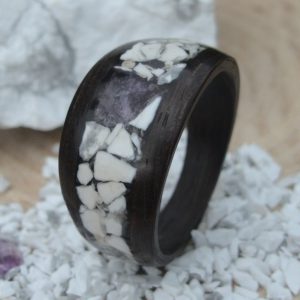 pierścionek drewniany eukaliptus inkrustowany howlitem i ametystem