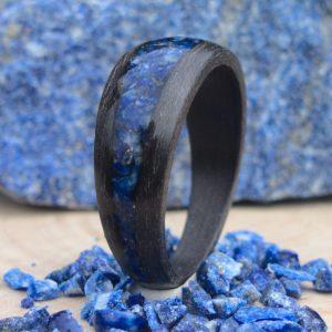 pierścionek drewniany tinto nero inkrustowany lapis lazuli