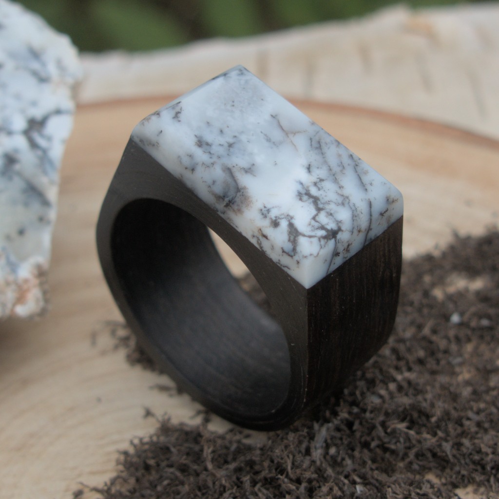 Ann Fashion Wood - sygnet eukaliptus wędzony z opalem dendrytowym